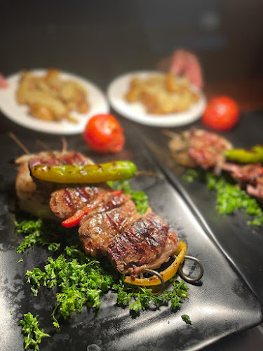 Mo’s Restaurant - Trim