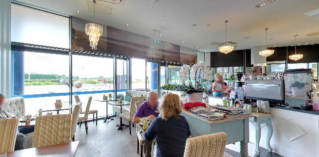 Unit 4, South Gate Shopping Centre, Colp Cross, Droichead Átha, Co. Contae na Mí