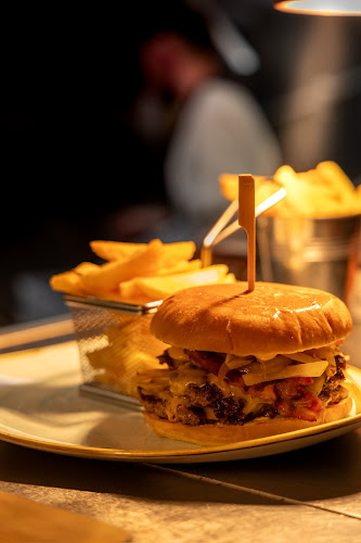 Mo’s Restaurant - Trim