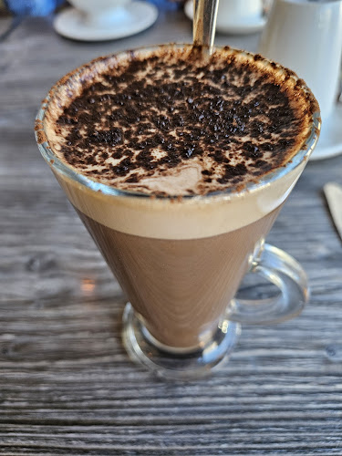 Bia Deas Cafe - Hospitality and gastronomy