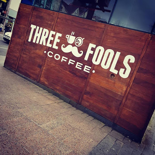 Comentarii opinii despre Three Fools Grand Parade