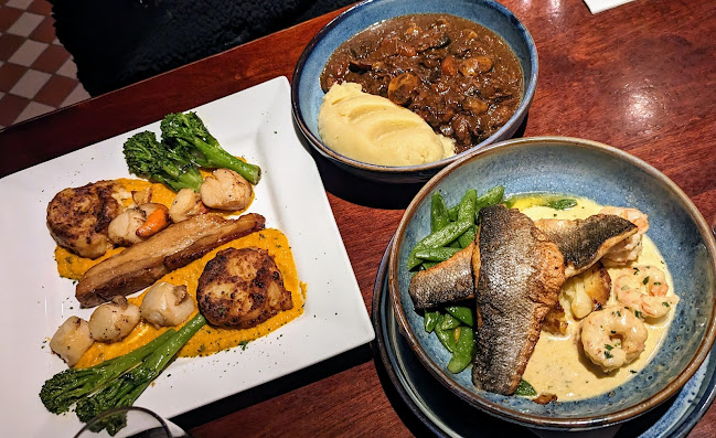 The Moorings Guesthouse & Seafood Restaurant @ The Bridge Bar