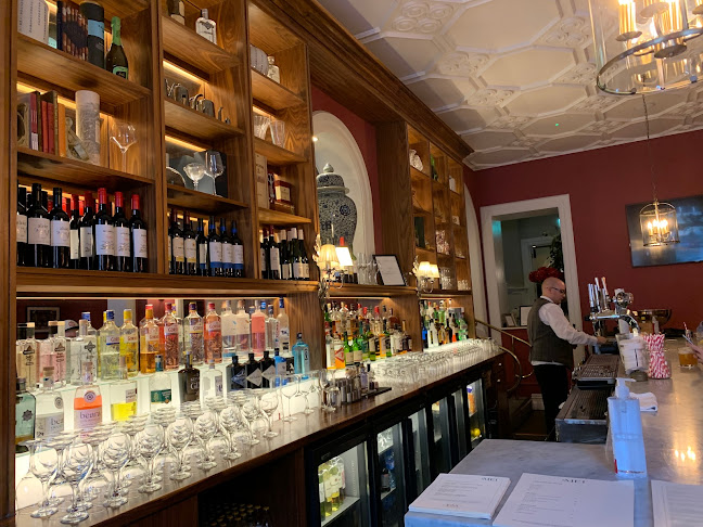 The MET Bar & Restaurant - Hospitality and gastronomy