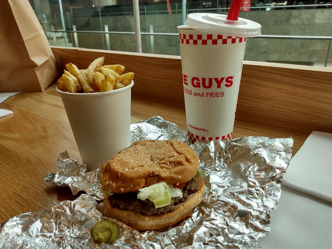 Opinii despre Five Guys Swords Pavilions în Swords - Hospitality and gastronomy