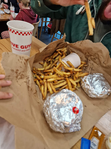 Opinii despre Five Guys Swords Pavilions în Swords - Hospitality and gastronomy