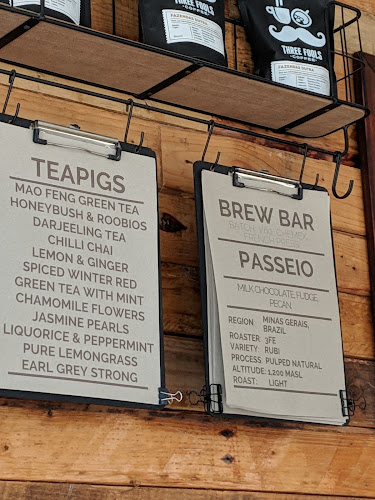 Comentarii opinii despre Three Fools Grand Parade