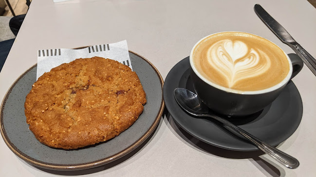 Comentarii opinii despre The Bookshelf Coffee House