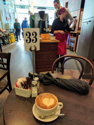 Comentarii opinii despre Renzo Gallery Cafe