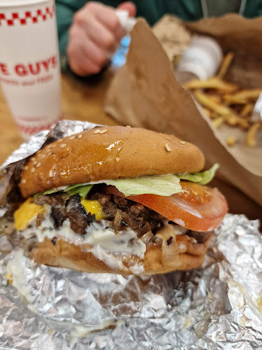 Opinii despre Five Guys Swords Pavilions în Swords - Hospitality and gastronomy