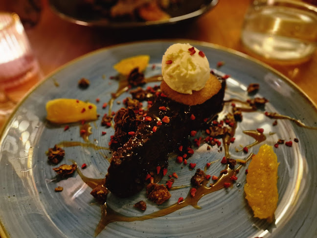 Oscars Seafood Bistro - Hospitality and gastronomy