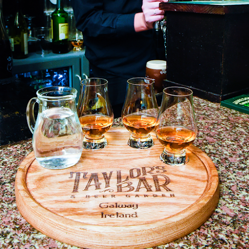 Comentarii opinii despre Taylor's Bar & Beer Garden