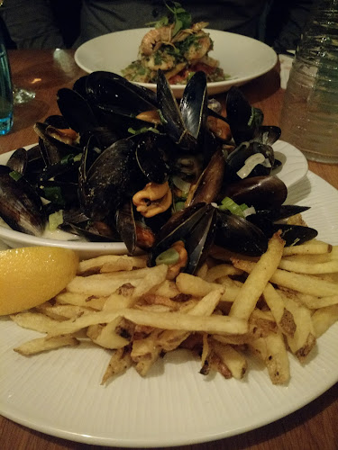 Oscars Seafood Bistro - Hospitality and gastronomy