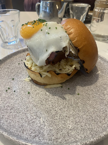 Comentarii opinii despre The Bookshelf at The Elysian