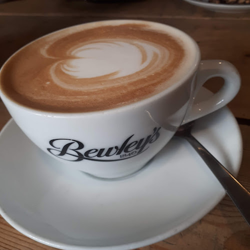 Comentarii opinii despre T&T Bakery and Cafe