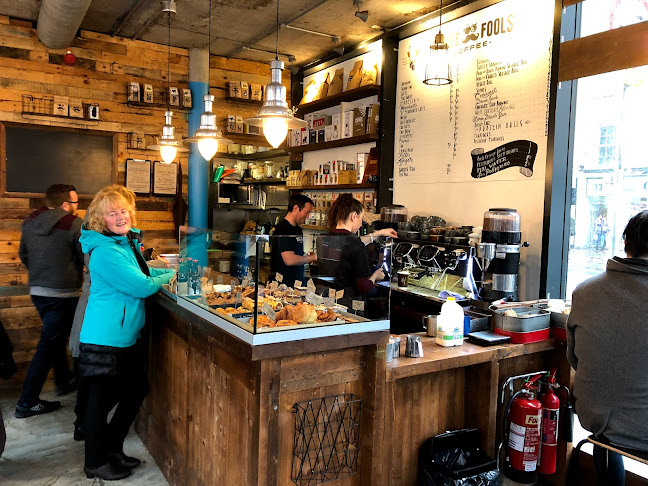 Comentarii opinii despre Three Fools Grand Parade