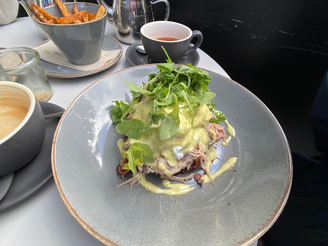 Comentarii opinii despre The Bookshelf at The Elysian