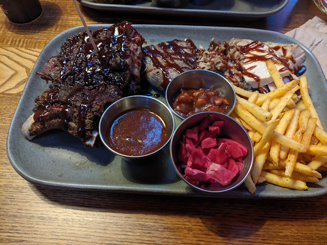 Huck's American Bar and Grill - Hospitality and gastronomy