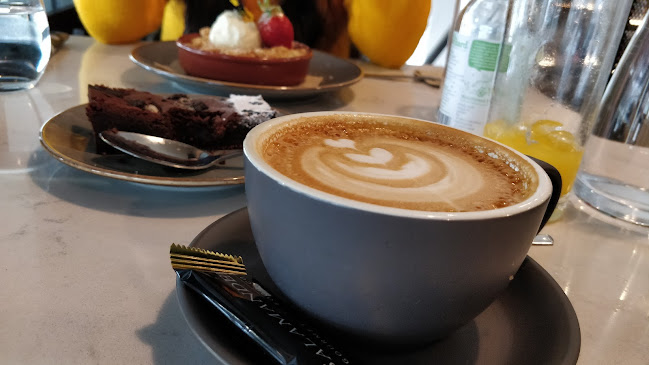 Comentarii opinii despre The Bookshelf at The Elysian