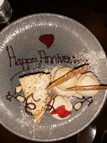 Luskin's Bistro - Hospitality and gastronomy