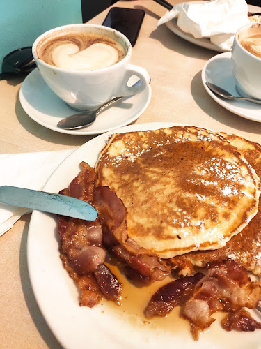 Waves Surf Cafe - Hospitality and gastronomy